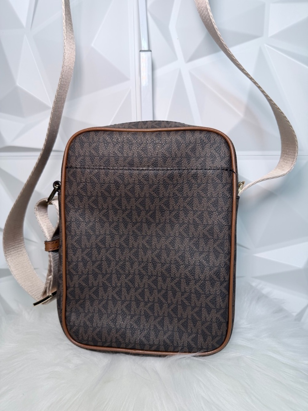 Michael Kors Jet Set Travel Medium Logo Crossbody Bag - Picture 4 of 12